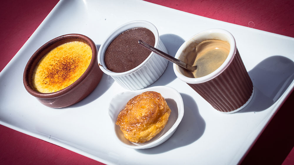 Café gourmand avec assortiment de desserts